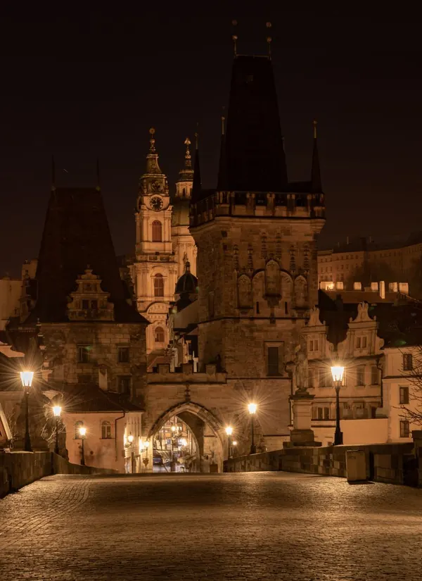 Torre da Ponte Carlos iluminada, em Praga